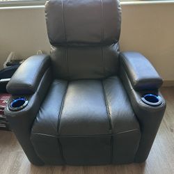 Lazy Boy Like Recliner - Excellent Condition