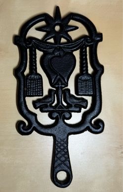 1950s Wilton ‘Dumb Dutch T-5’ Cast Iron Trivet