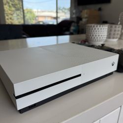 Xbox One (Three Controllers)