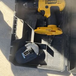 USED  TOOL DEWAL WITH ONE BATTERY ( No Charger) ..$15 Dlls 