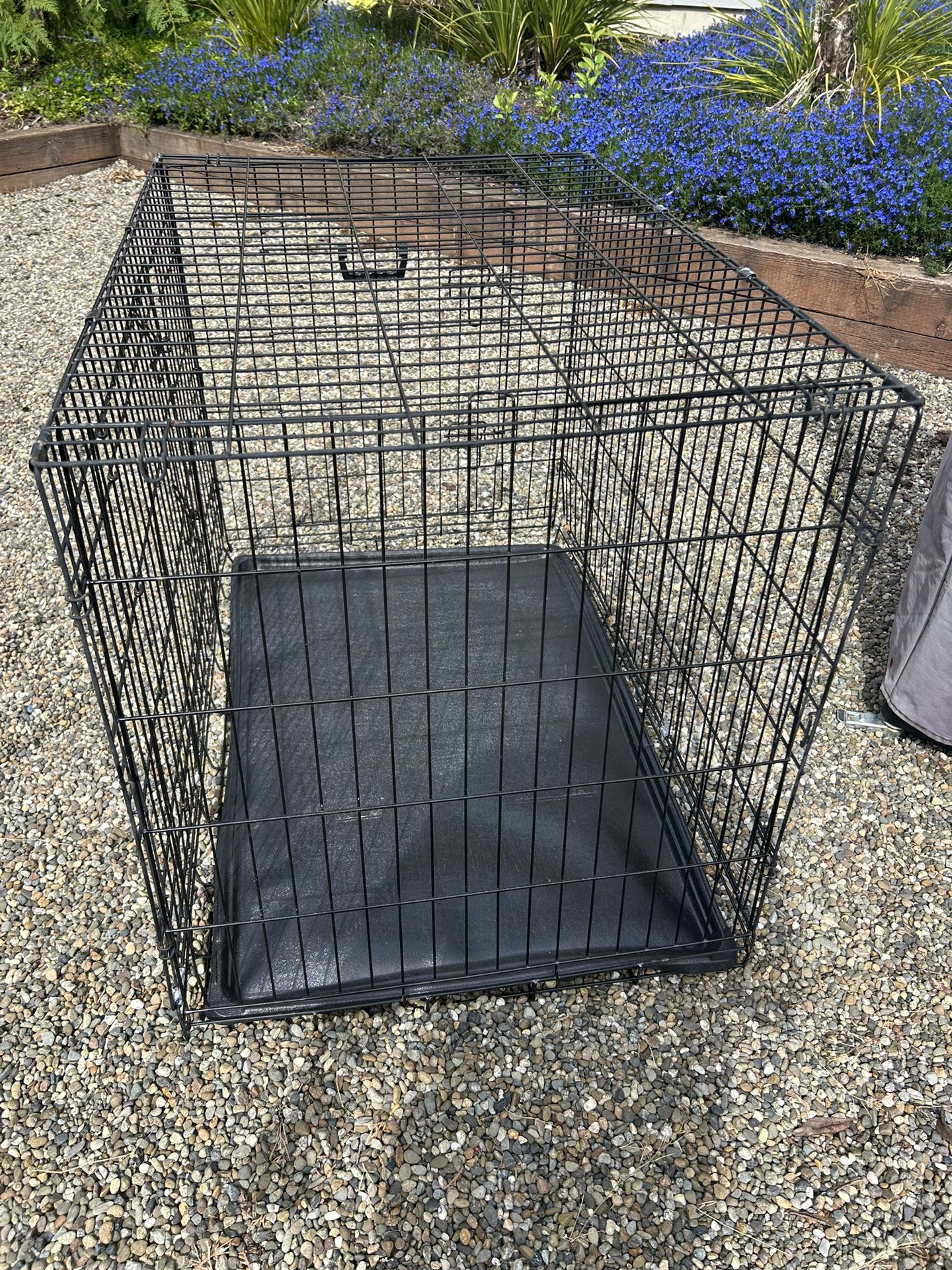 Multi-Latch Pet Cage