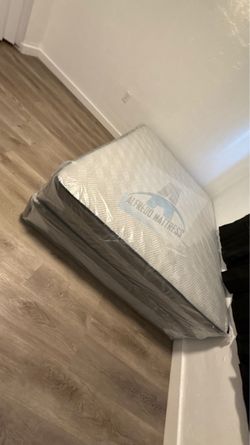 Queen mattress regular set with box spring ( 2pc brand new)