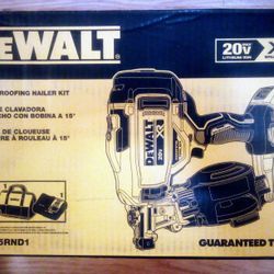 DeWalt 20V XR 15° Coil Roofing Nailer Kit