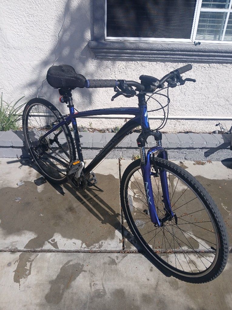 Specialized 700 Crosstrail Sport Hybrid Bike 