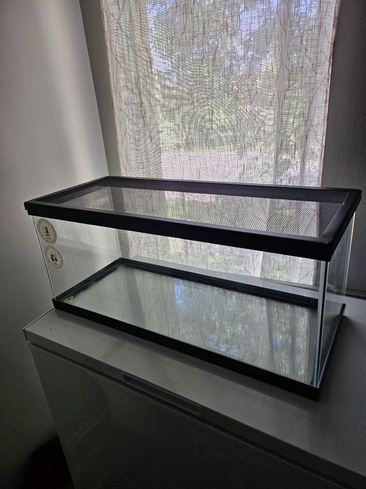 Aqueon Standard Open-Glass 20 Gallon Aquarium Tank
With LID for Pet Hamsters, Reptiles, Fish Etc.