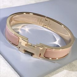A lady's rose gold bracelet
