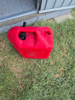 5 gallon Blitz gasoline can