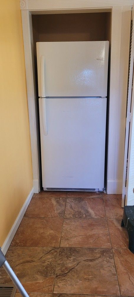 Frigidaire Refrigerator With Ice Maker