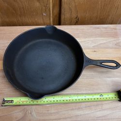 Vintage #8, 10-1/4" pointy handle cast Iron skillet with heat ring 