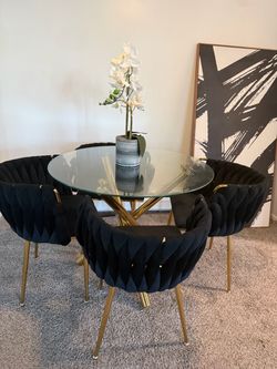 Dinning room table with chairs