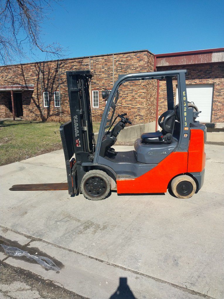 5000 LB Capacity Toyota 3 Stage Forklift 