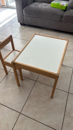 Mesa y una  silla