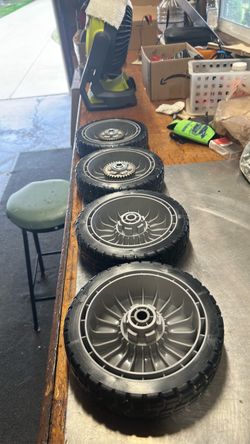 Four new lawn boy lawnmower, Wheels