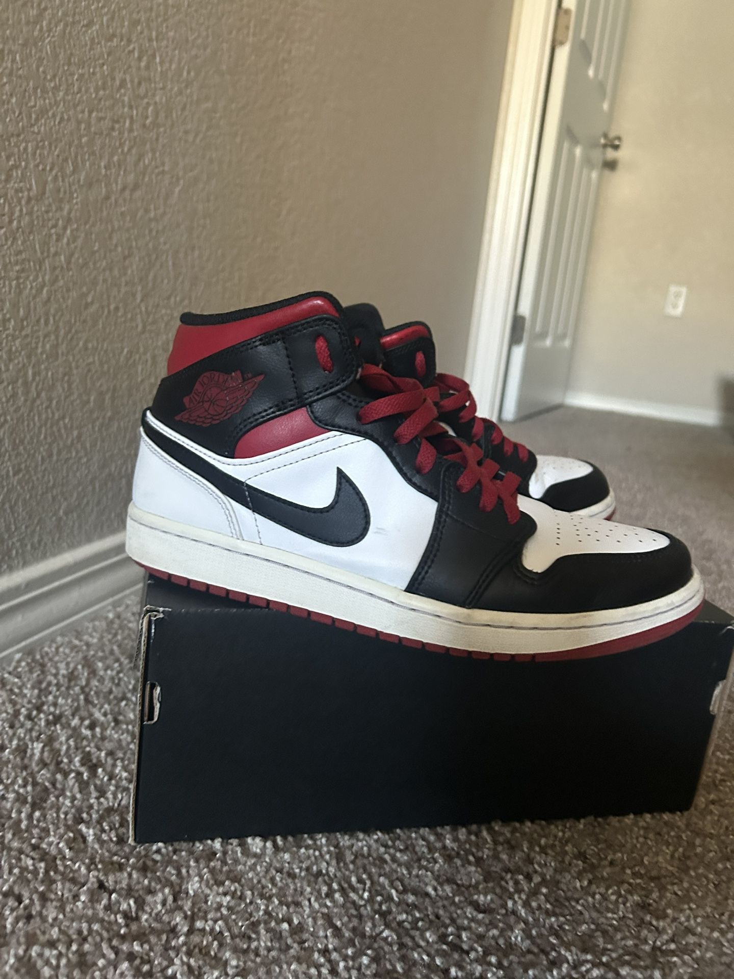 Jordan 1 Mid Gym Red Black Toe