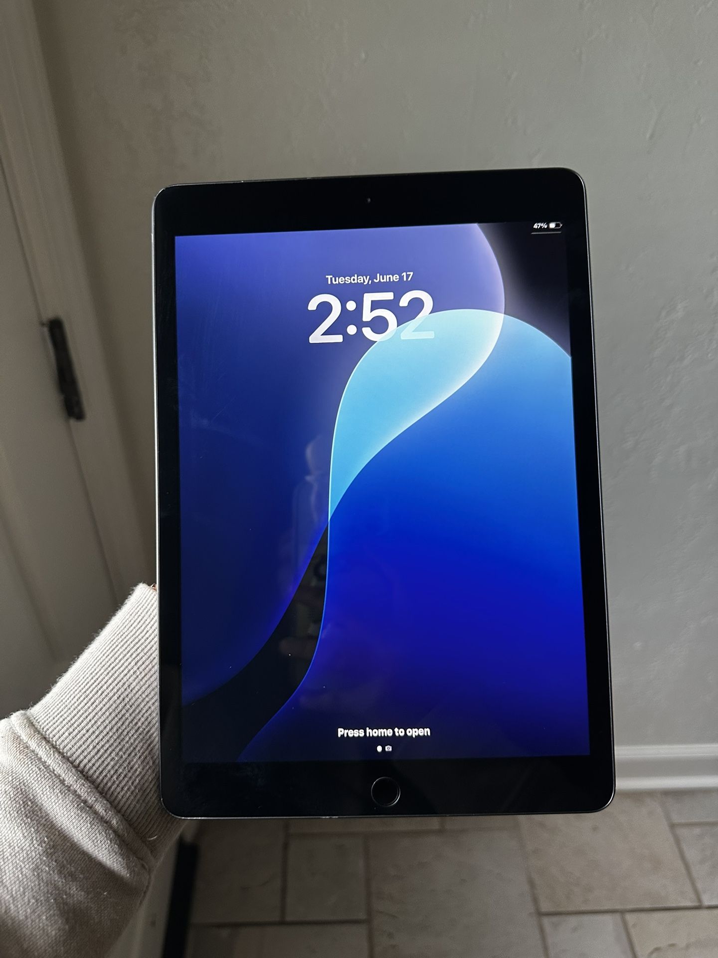 Apple iPad 9th Generation – Excellent Condition