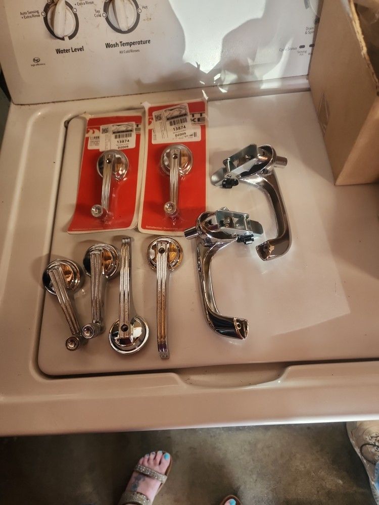 2 Door Handles And 4 Window Cranks