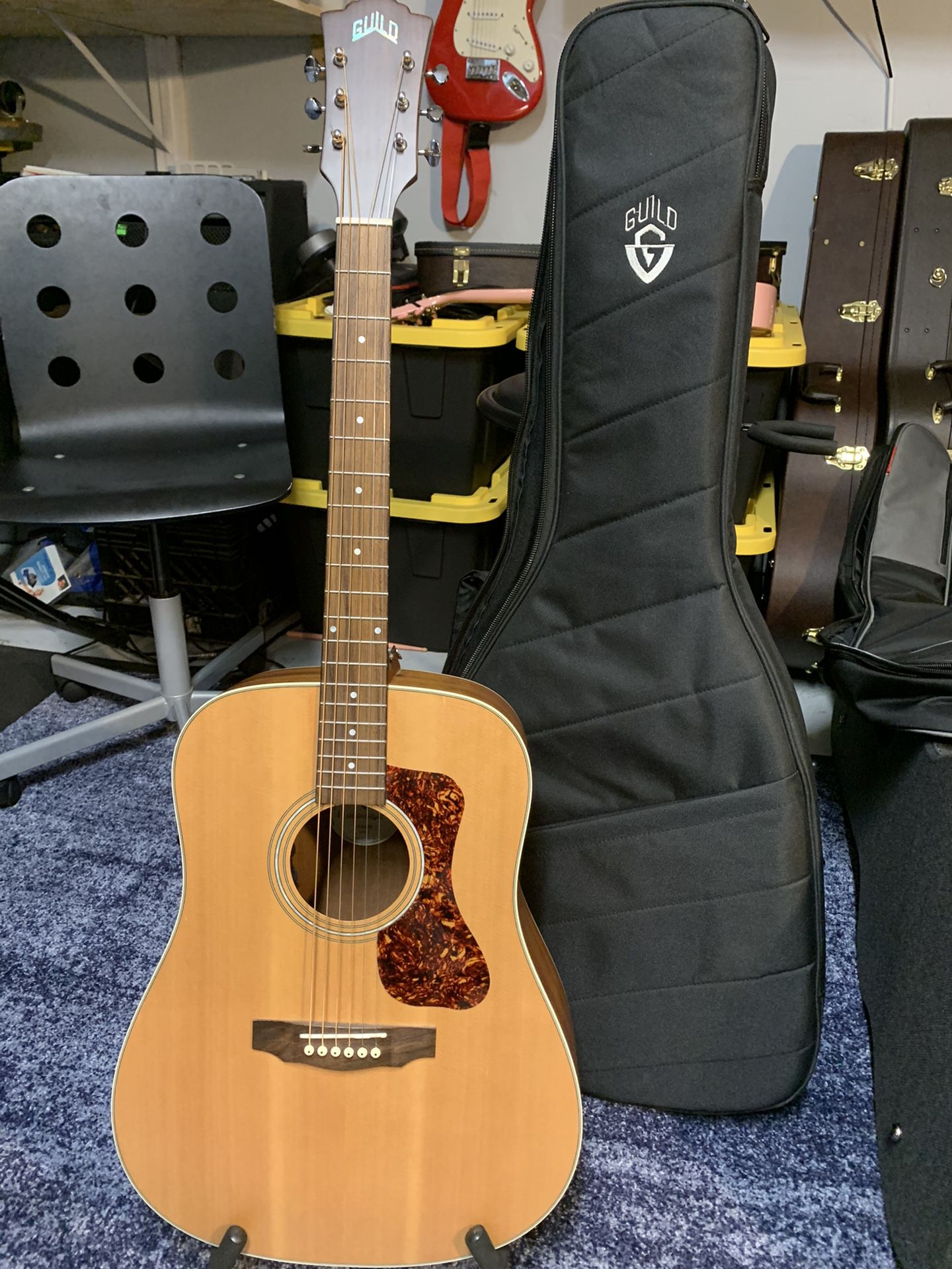 Guild d240e acoustic electric guitar like new with case