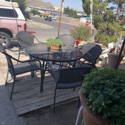 🥰ROUND METAL TABLE AND 5 CHAIRS 🥰