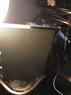 Xbox 1 with 2 controllers **read description**