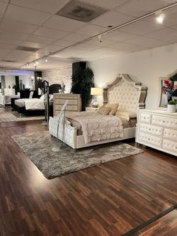 Brand new Velvet tufted upholstery, Royal Queen Bed/Bedroom set On promotion