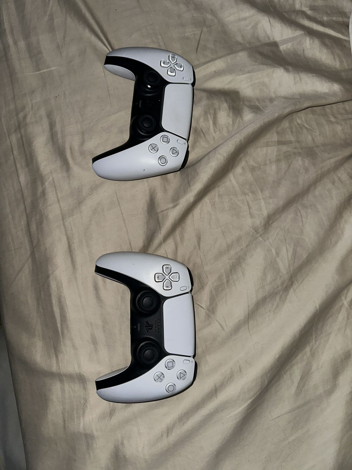 2 Ps5 Controllers