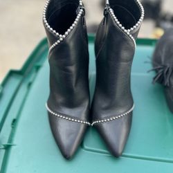 Woman’s boots $10