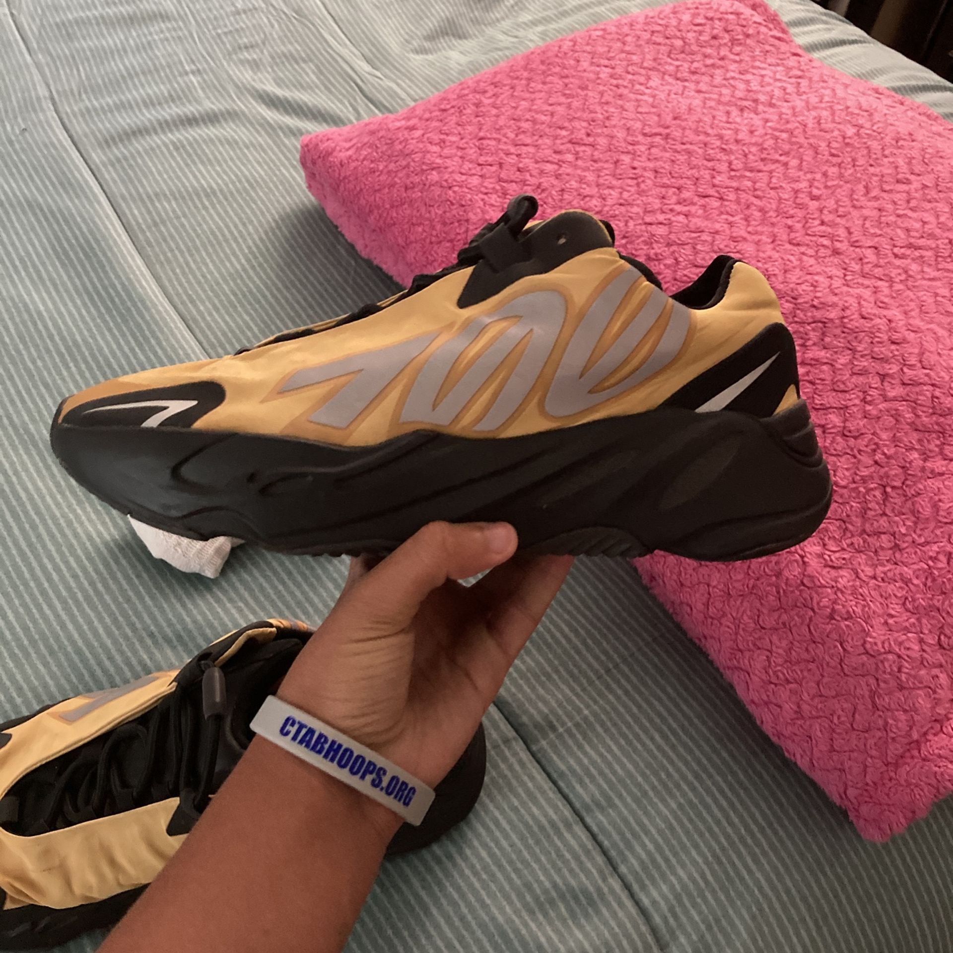 Yeezy 700 MNVN honey Size 8.5