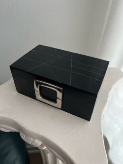 Decorative Black wood keepsake/jewelry with silver latch