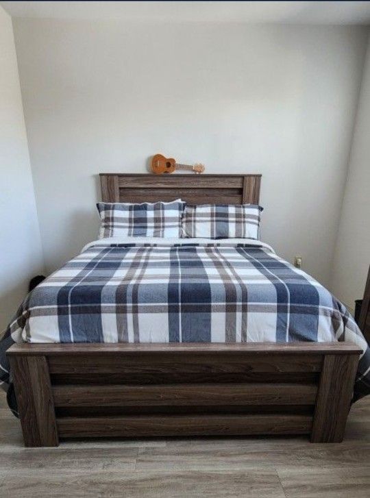 Bedroom Set / Zelen Panel Queen Bed with Dresser Mirror and Nightstand / Ashley Furniture