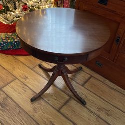 Antique Round Table / Mesa Redonda 