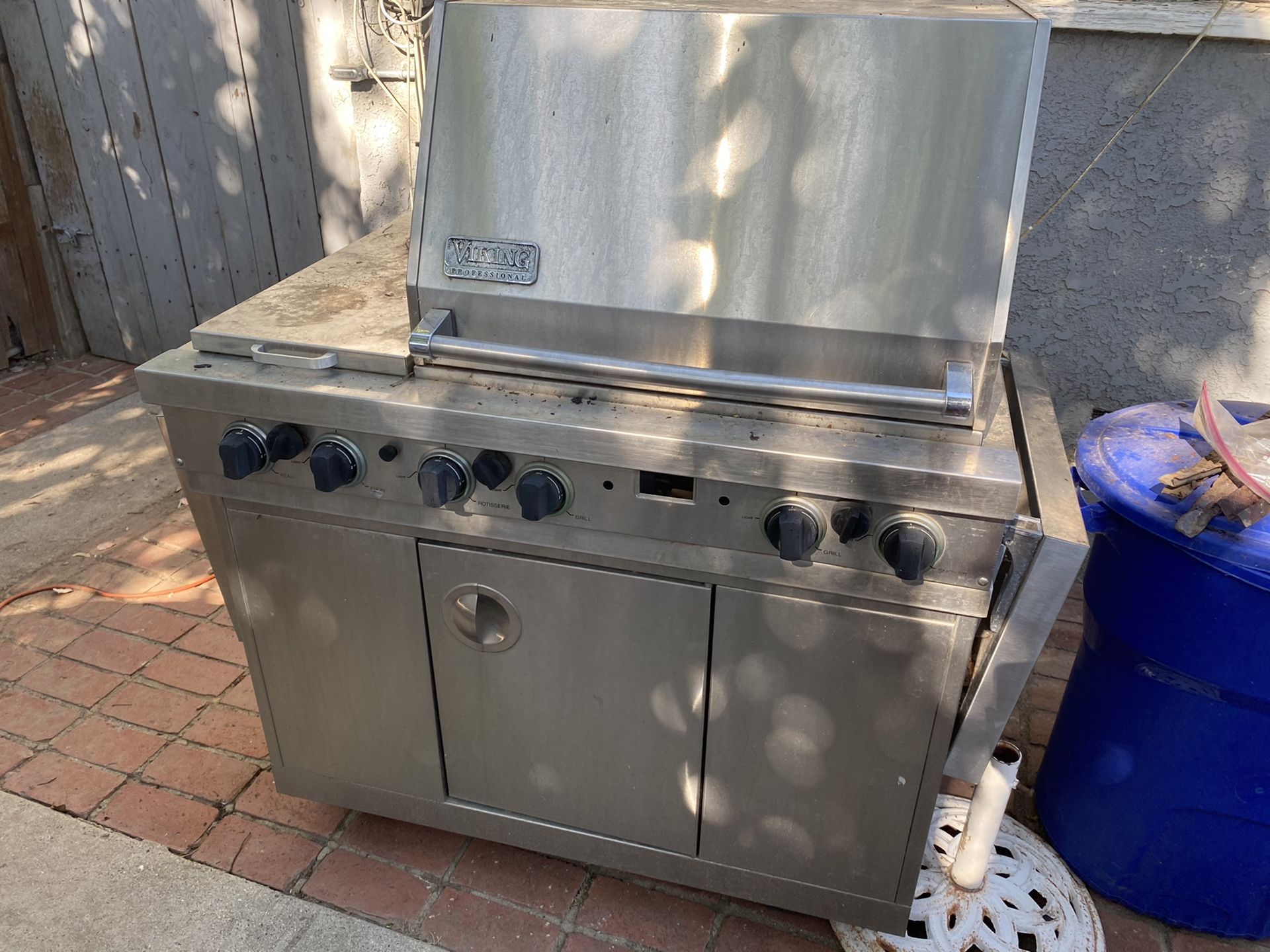 Viking outdoor Grill with 2 side burners, grill needs new parts