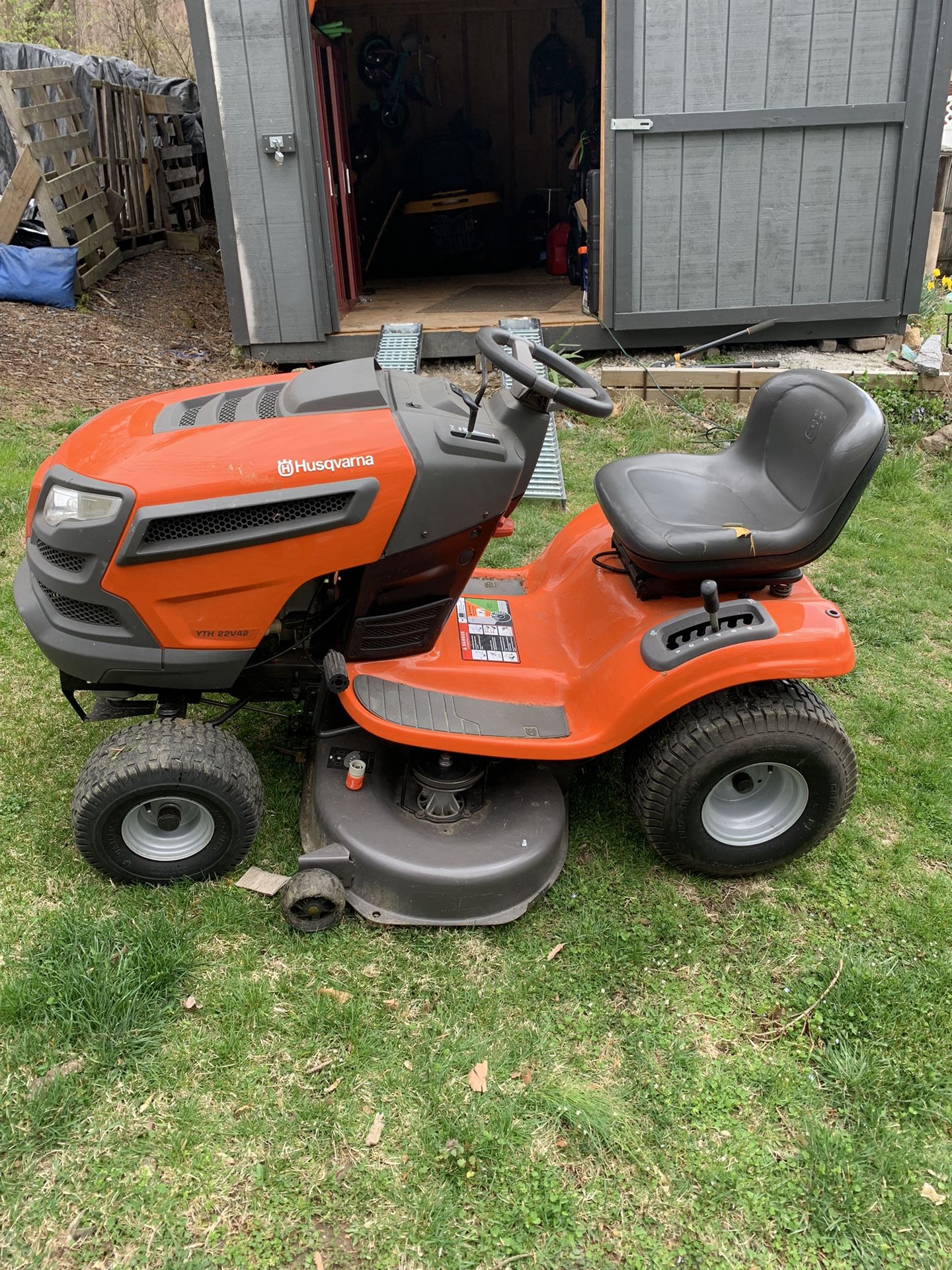 Husqvarna YTH22V42 Riding Mower