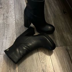 Womens Guess Boots 51/2
