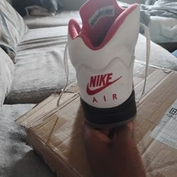 Selling my Fire Red 5s. This is the 2025 version with the classic Nike Air branding on the heel. Size 9.
