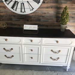 Beautiful Modern Style Thomasville Dresser 
