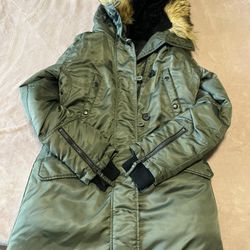 S13 New York… Green parka jacket with duck down. Size M