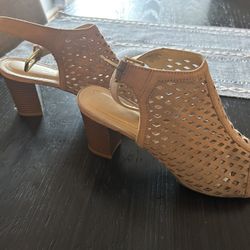 Tan and cream open-toe block heel sandals size 8 