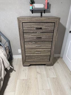 5-Drawer Chest/Dresser