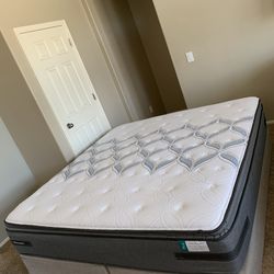KING SEALY POSTUREPEDIC PILLOW TOP AND FREE BOX SPRINGS 