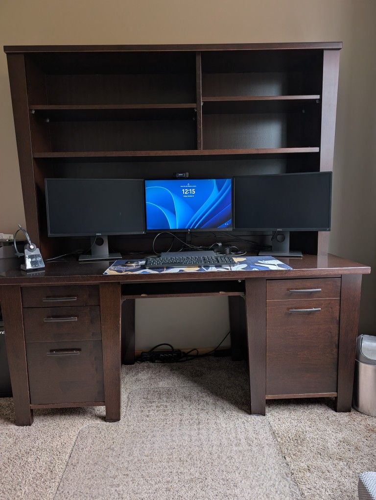 Dania Desk and hutch ***FREE***