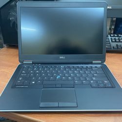Dell Latitude 7440, Intel Core i7, 8gb ram, 128gb SSD, dell AC adapter, Windows 11 Pro, fast and reliable laptop, screen size is 14" and is slim lapt