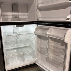 Large 22 Cubic Feet  Refrigerator- Top Freezer - Excellent 