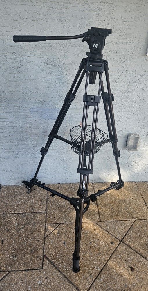Magnus Vt-4000 Tripod System With Fluid Head Like New