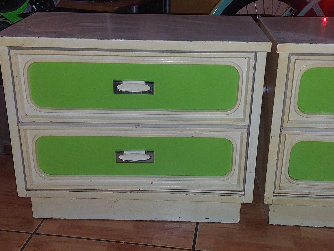 Kids DRESSER 2 NIGHT STAND& 2 THREE Door