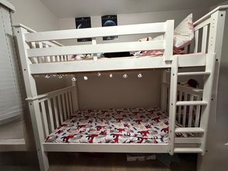 Twin bunk bed