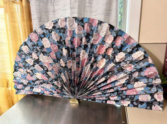 1989 cbk ltd Vintage Wall Paper Decorative Pleated Fan Roses Floral Brass Base 42”X21”