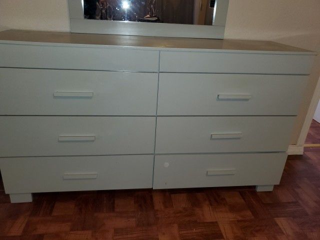 6 Drawer Dresser With Mirror And Matching Night Stand