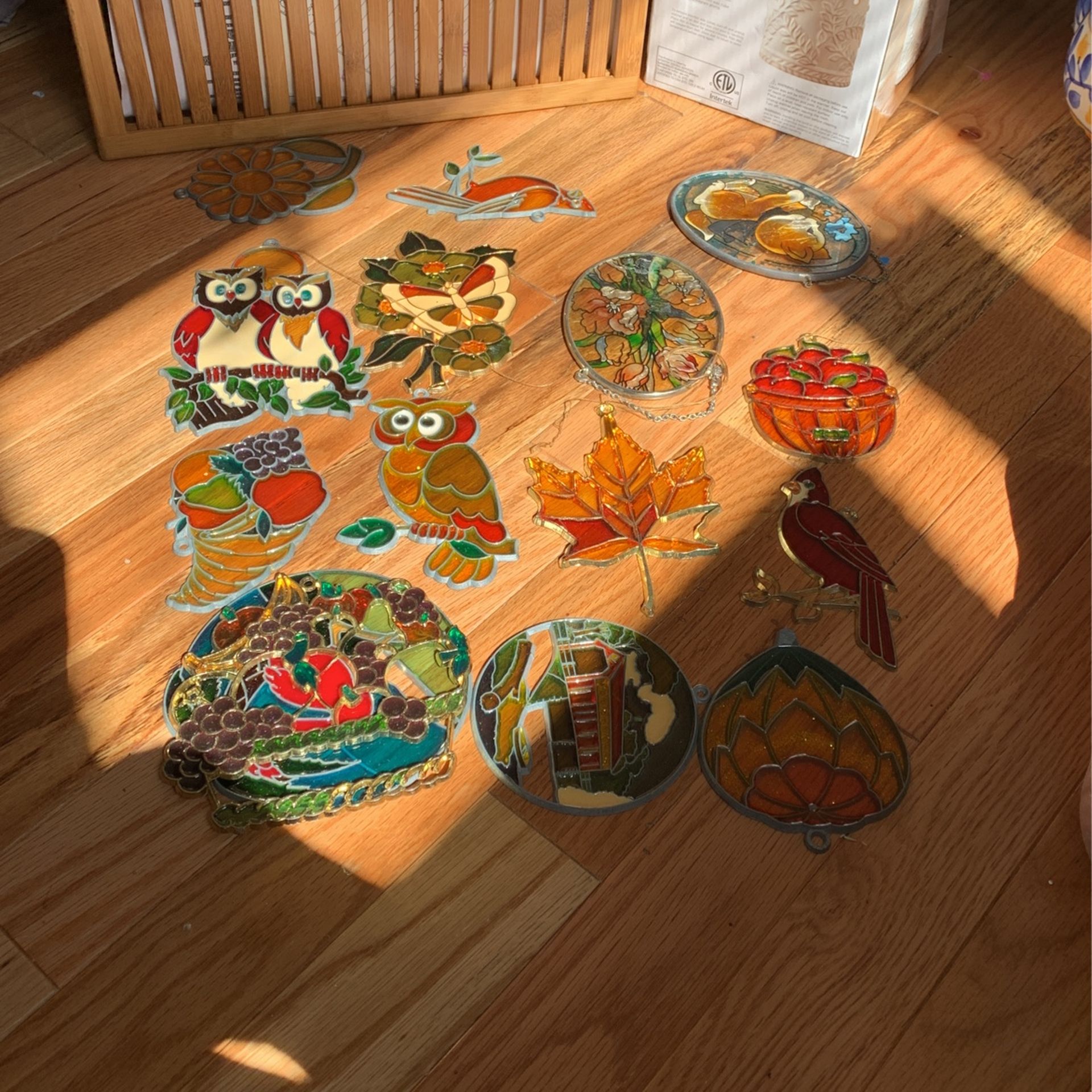 Lot of stain glass hangings - pair of owls only 