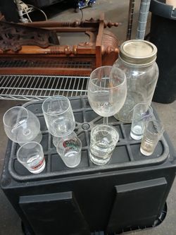 Drinking glasses & Mason Jars (17 glasses , 5 shot glasses n 3 Mason jars)