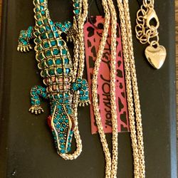 BEAUTIFUL LARGE BLUE /RED /PINK ALLIGATOR Betsey Johnson Fashion Jewelry Pendant/Brooch w CHAIN NECKLACE 26 “